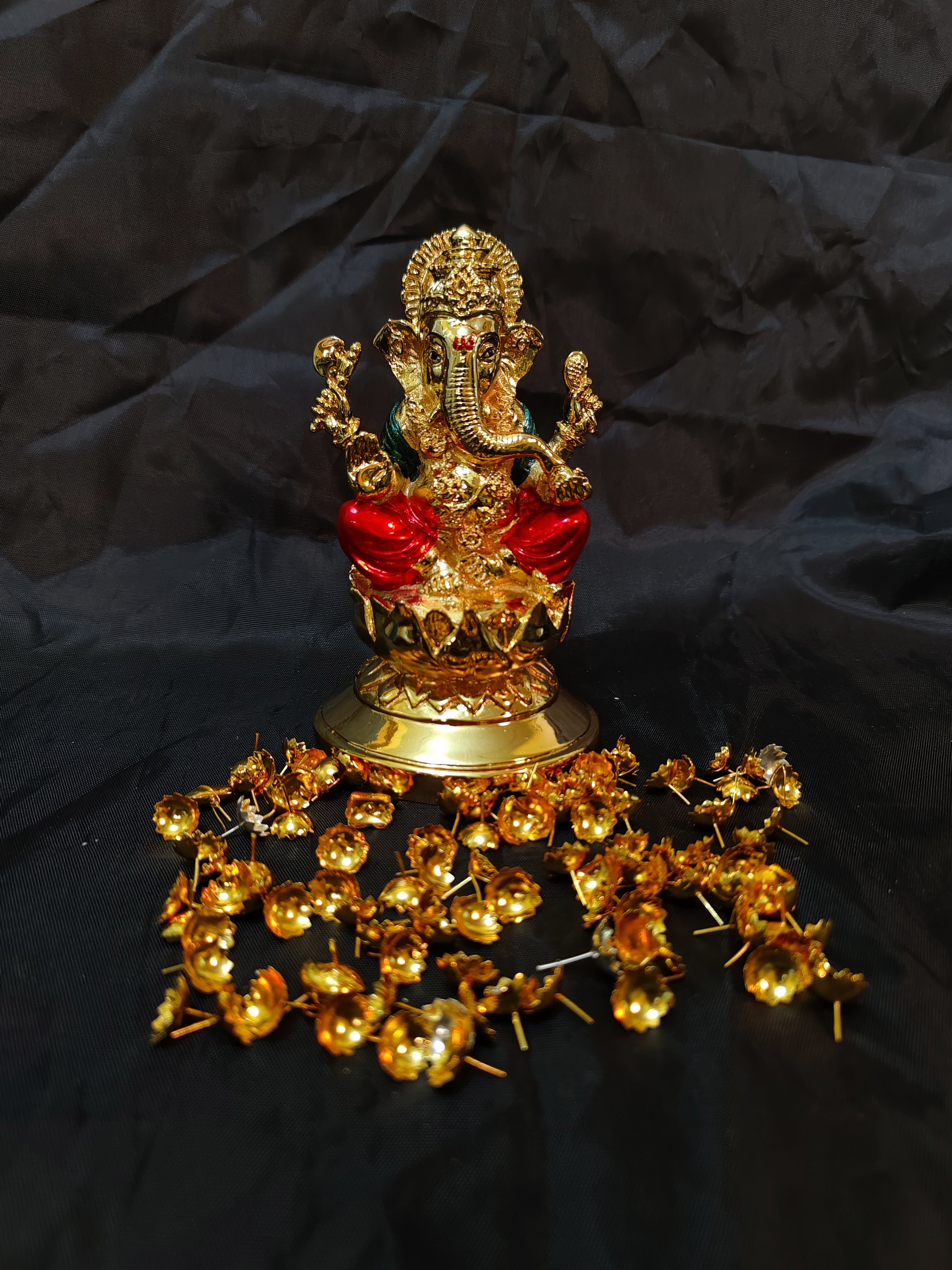 24kr Ganesh 6" Idol With 108 Flowers