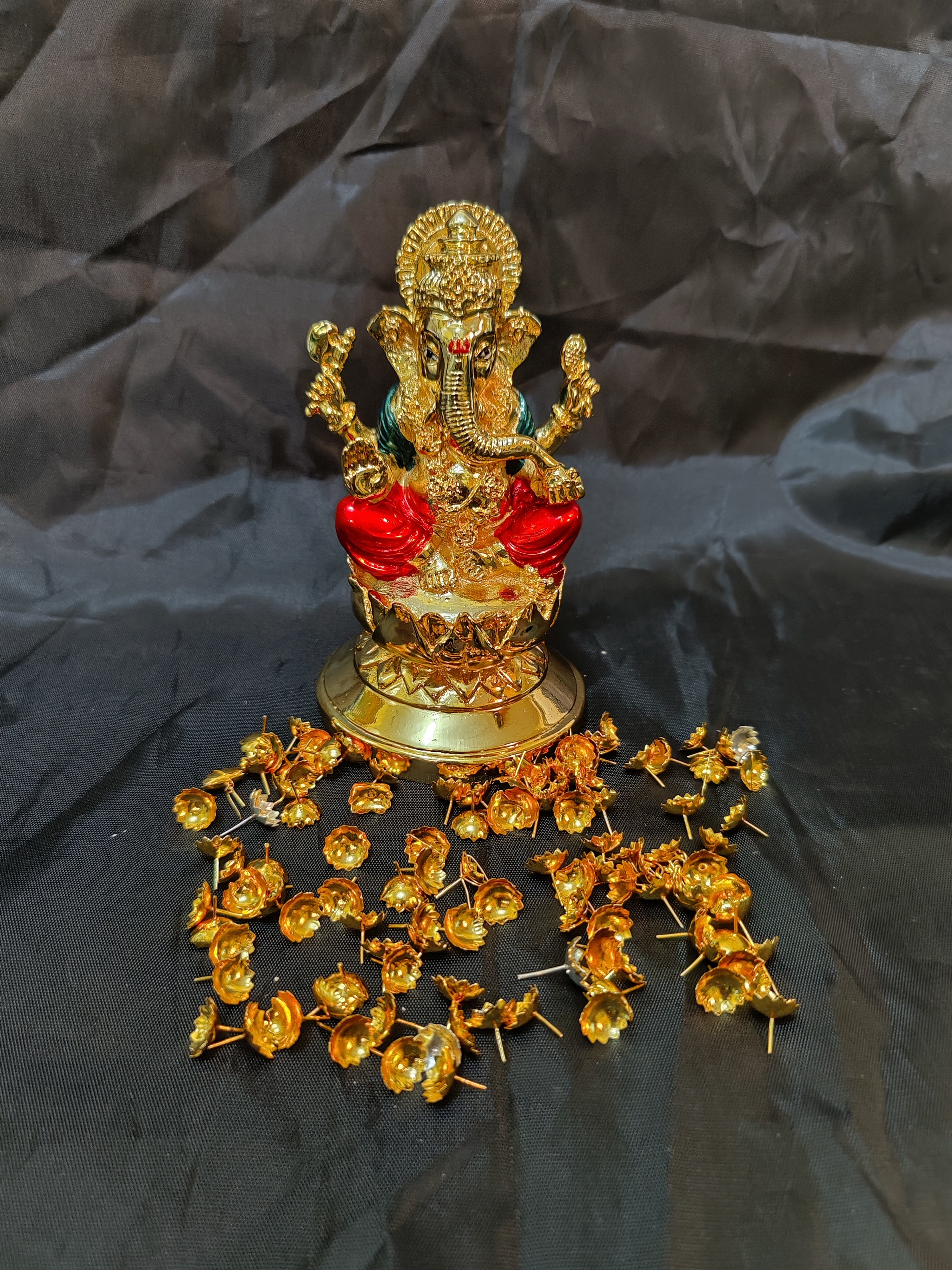 24kr Ganesh 6" Idol With 108 Flowers
