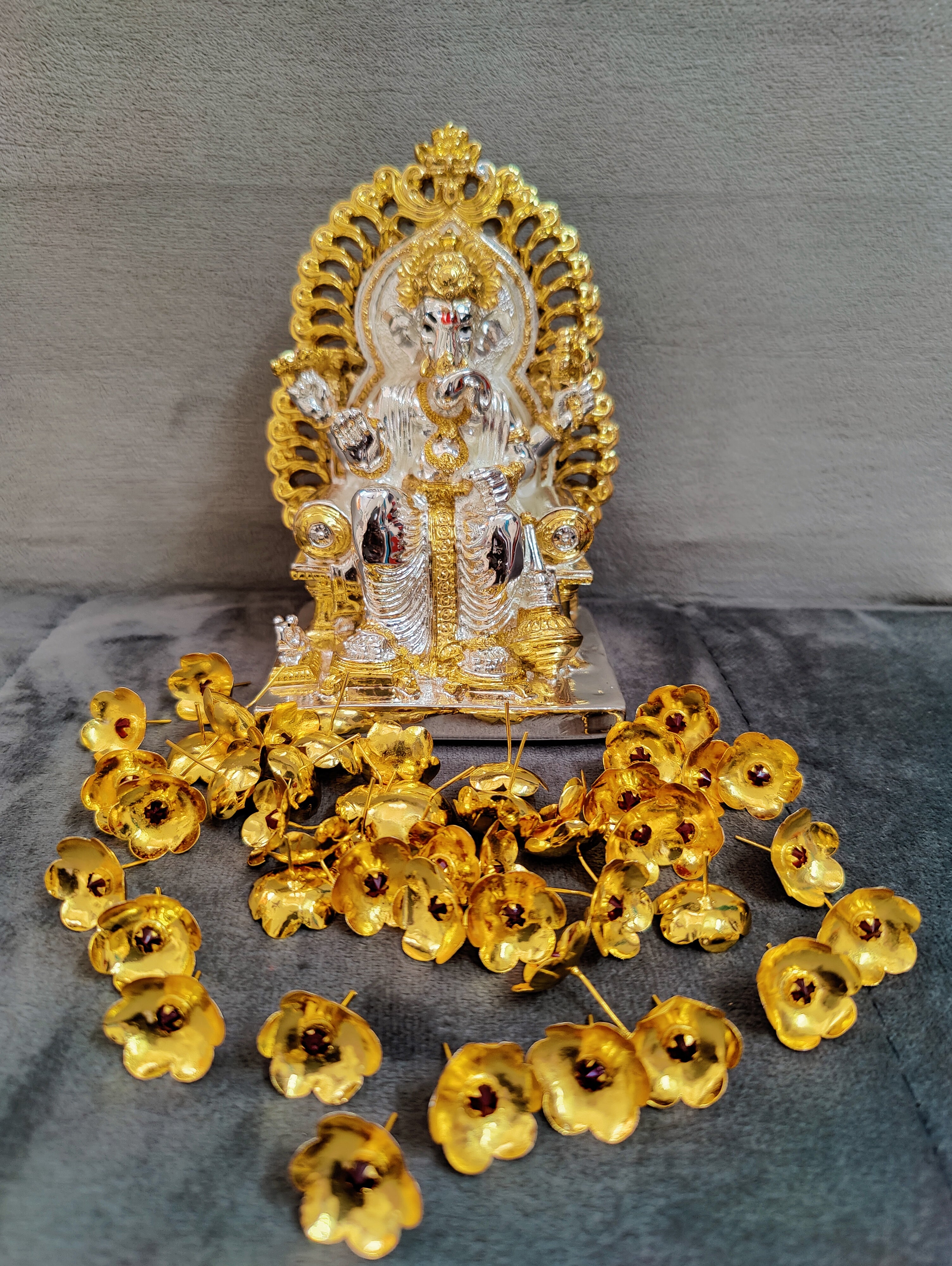 Maharaja Ganesh Idol (Gold and Silver) 5" + Mantra Flowers