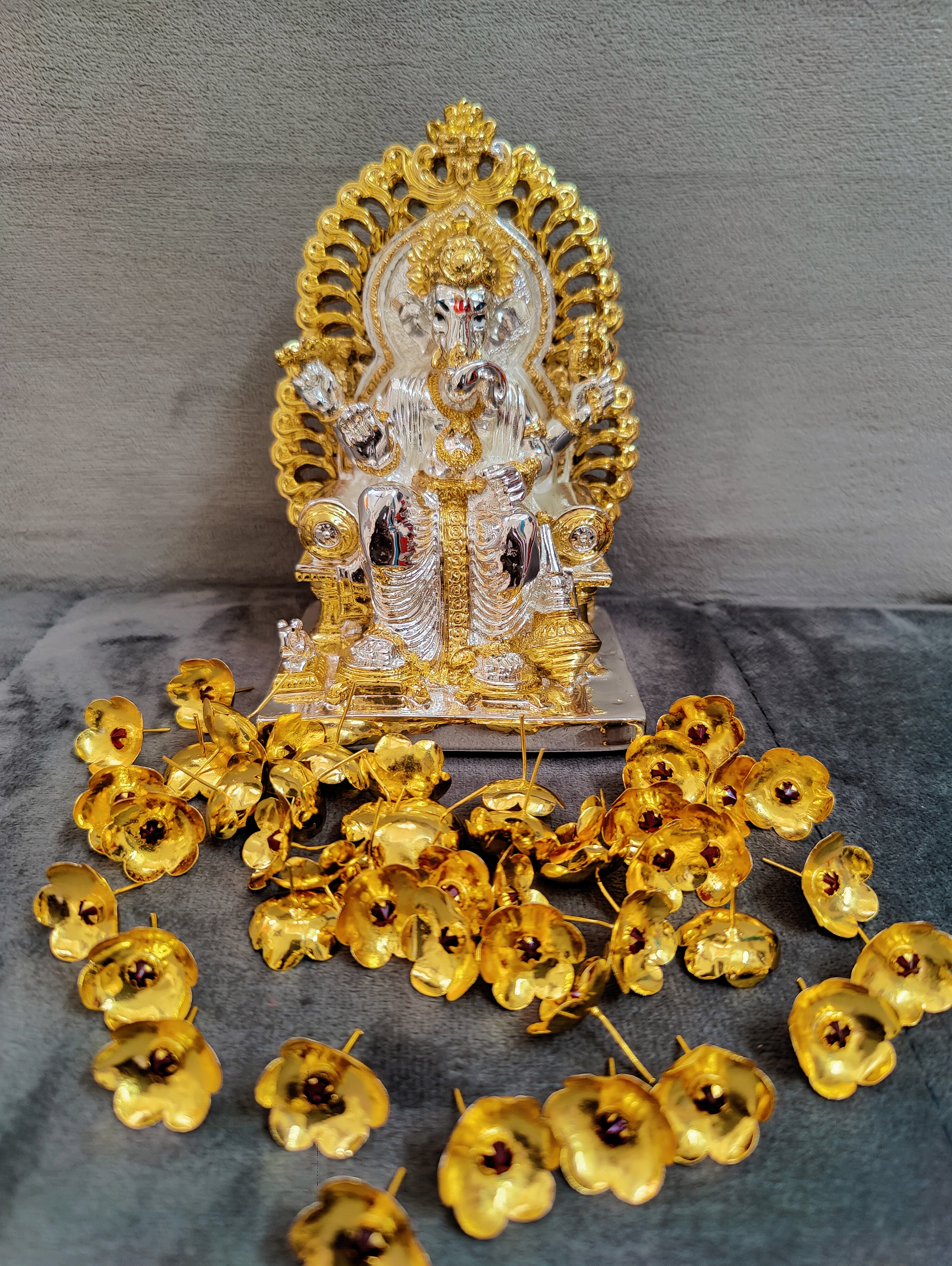 Maharaja Ganesh Idol (Gold and Silver) 5" + Mantra Flowers